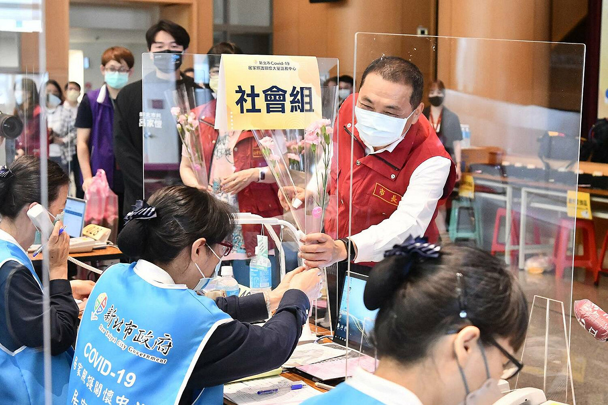 新北市長侯友宜今(8)日特別到場慰問志工及同仁並發放康乃馨。 圖：新北市新聞局提供