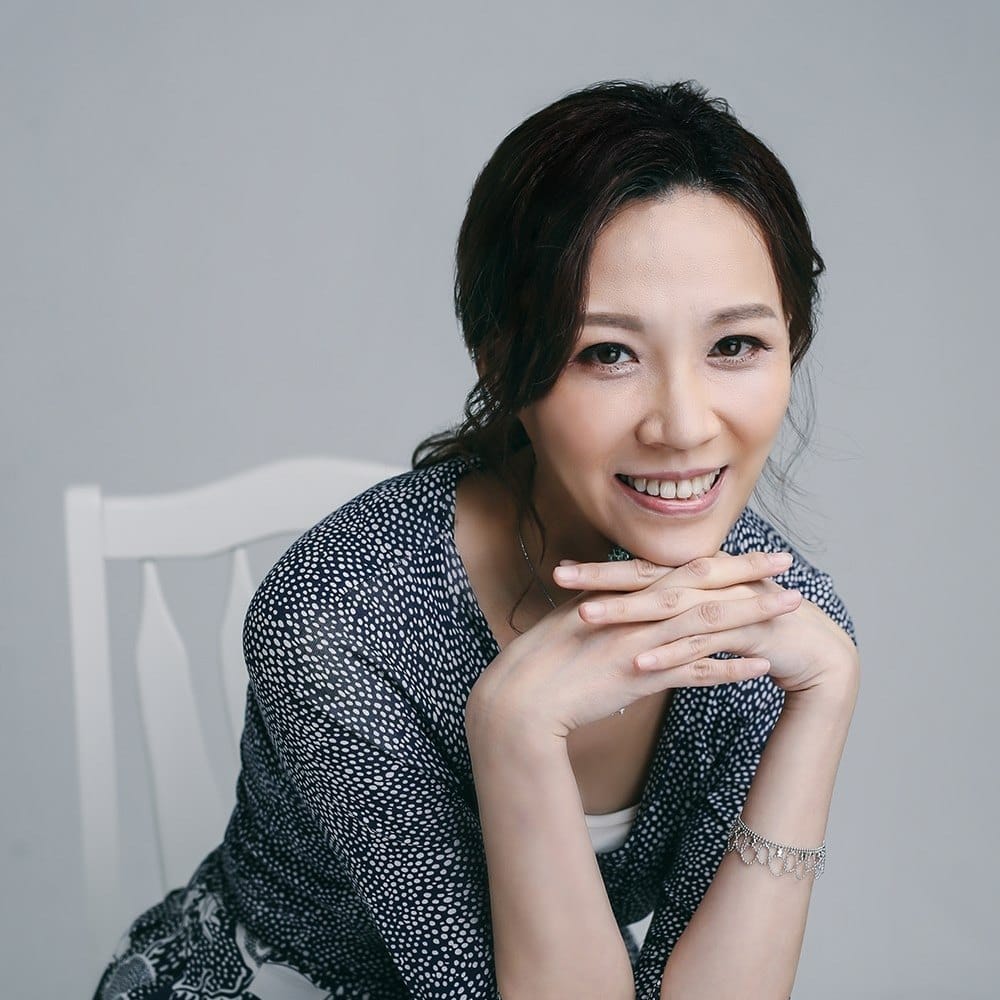 財經網美Emmy驚訝母親節餐廳人潮變少，大讚這麼自律的國家太少見，不必軟封城。 圖：翻攝自Emmy追劇時間臉書
