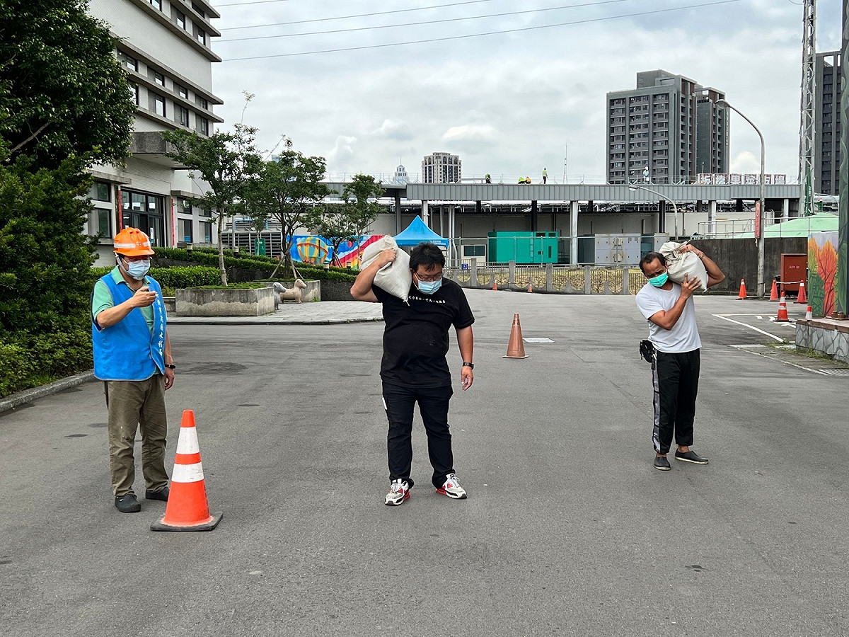 體能測試負重砂包。 圖：新北市水利局提供