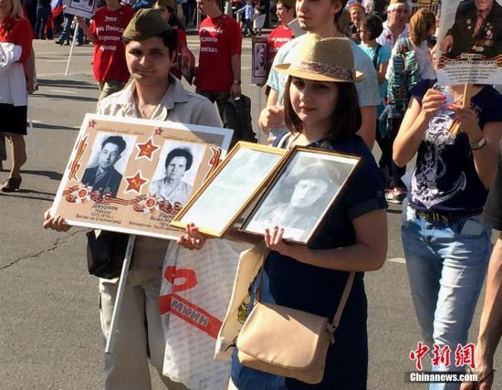 俄羅斯民眾參加「不朽軍團」遊行。 圖 : 翻攝自中新網