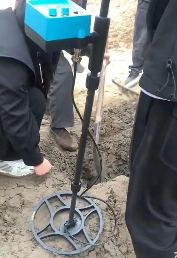 河南開封有村民帶金屬探測器想挖到古幣。 圖 : 翻攝自大象新聞