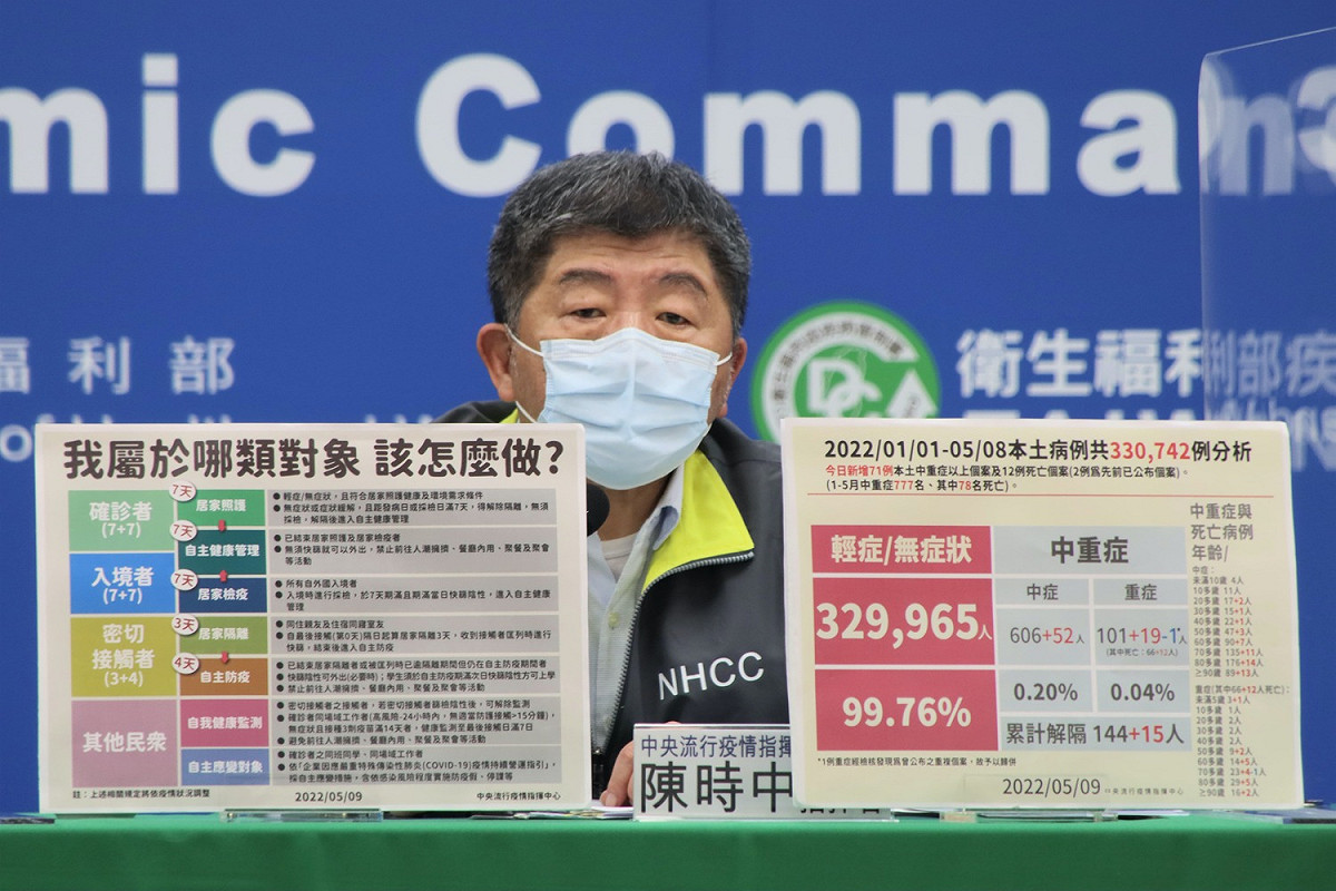 指揮中心今(9)日表示，今年第一批採購BNT成人劑型疫苗185.796萬劑，已於今(9)日上午抵達桃園國際機場，待檢驗完成後，會優先給12至17歲青少年接種追加劑使用。 圖：中央流行疫情指揮中心／提供