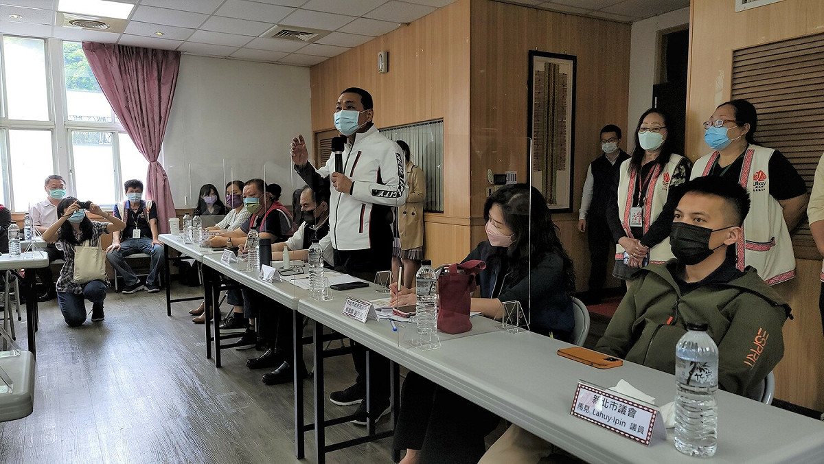 侯友宜參加烏來行動治理與里長座談。 圖：新北市民政局提供