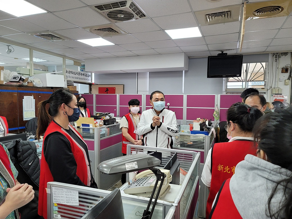 侯友宜參加烏來行動治理感謝公所同仁辛勞。 圖：新北市民政局提供