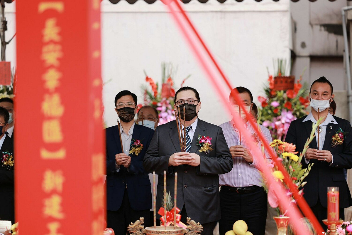 上香祝禱工程順利。 圖：新北市都更處提供