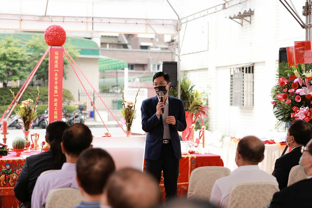 城鄉局長黃國峰為蘆洲光華段危老案獻上祝福。 圖：新北市都更處提供