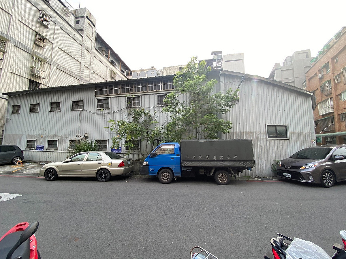 重建前的老舊倉庫。 圖：新北市都更處提供