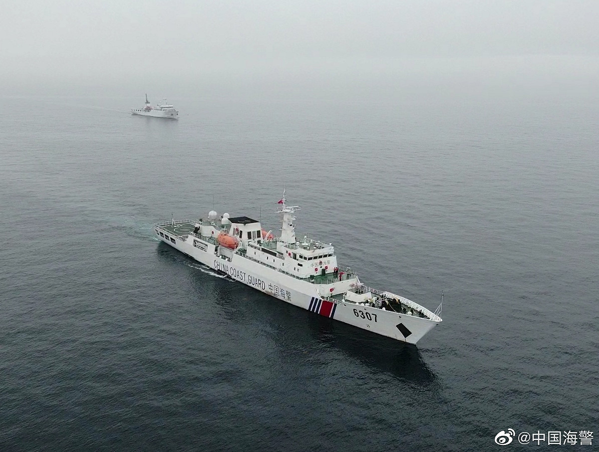 中國海警船傳5日駛入釣魚台海域，並進入日本所稱「領海」靠近作業漁船。 圖：翻攝中國海警微博(資料照片)