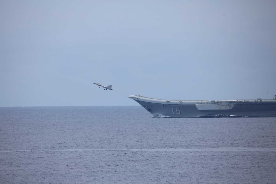 解放軍航空母艦「遼寧號(CV-16)」7日上午10時在沖繩石垣島南方約150公里海域進行操演，艦載殲-15(J-15)戰機起飛。 圖：翻攝防衛省統合幕僚監部官網