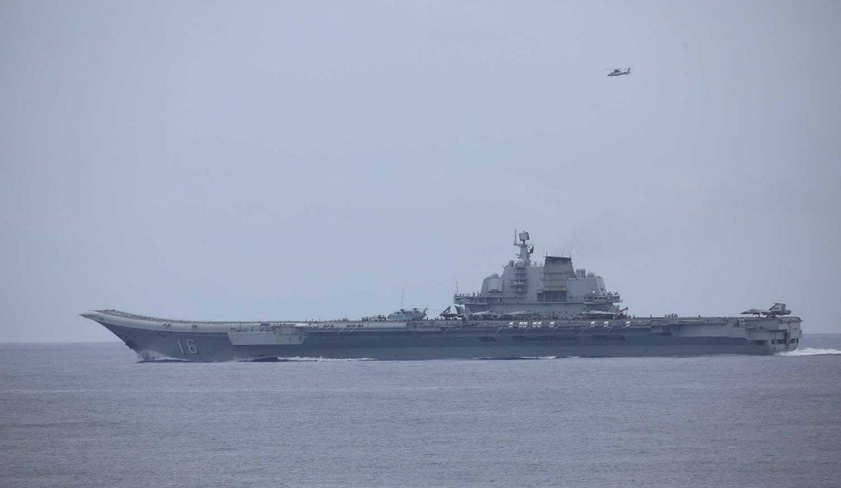 解放軍航空母艦「遼寧號(CV-16)」7日上午10時在沖繩石垣島南方約150公里海域進行操演，直-9(Z-9)直升機在航艦附近盤旋。 圖：翻攝防衛省統合幕僚監部官網