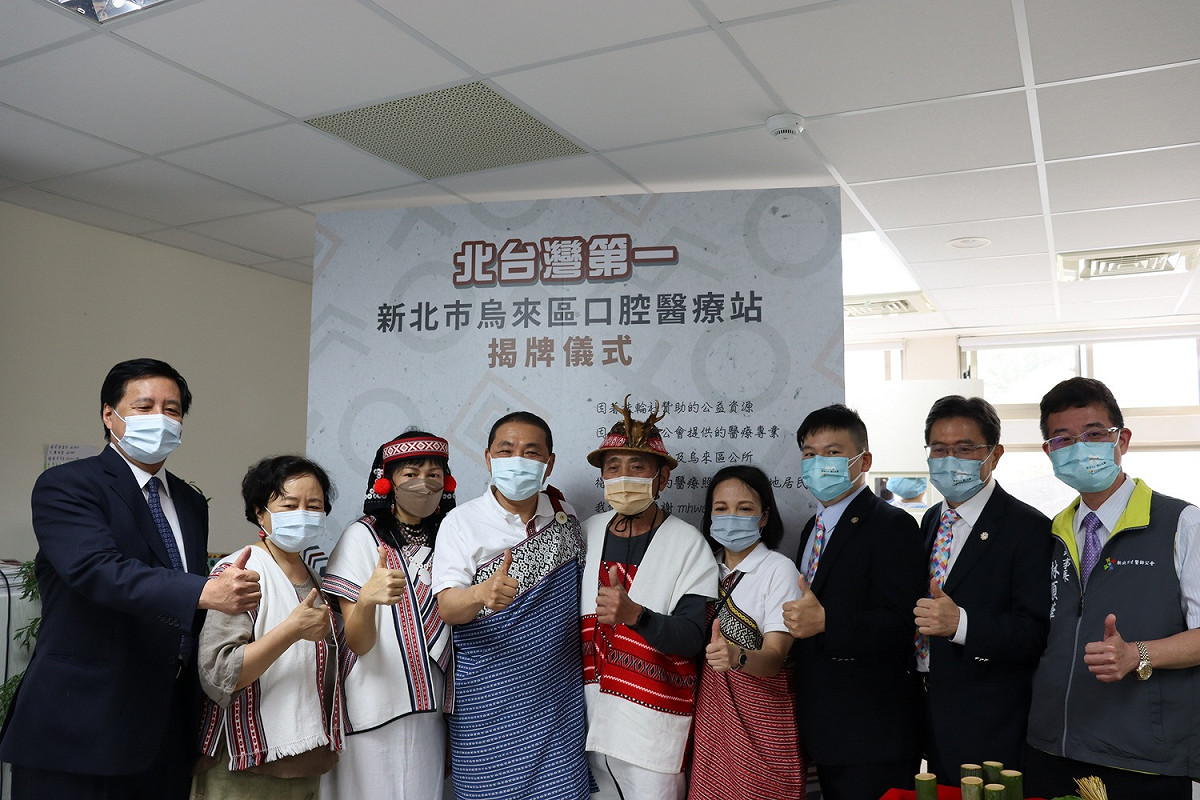 牙醫師公會及扶輪社代表們與侯友宜合照，現場還有侯友宜的粉絲留言。 圖：新北市原民局提供