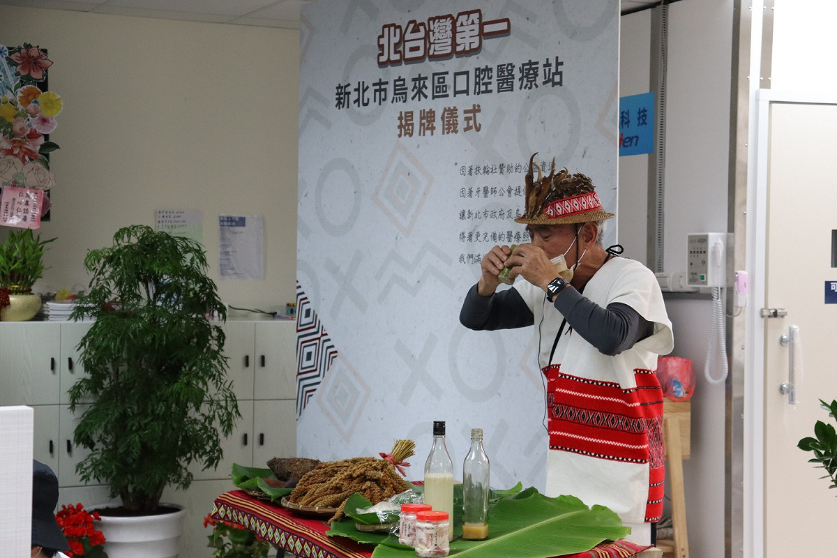 在泰雅族地區的重要活動，一定要請在地頭目向祖靈祈福，王軍二頭目飲用已完成祭天、祭地、祭祖靈的小米酒，祝福大家平安順心。 圖：新北市原民局提供