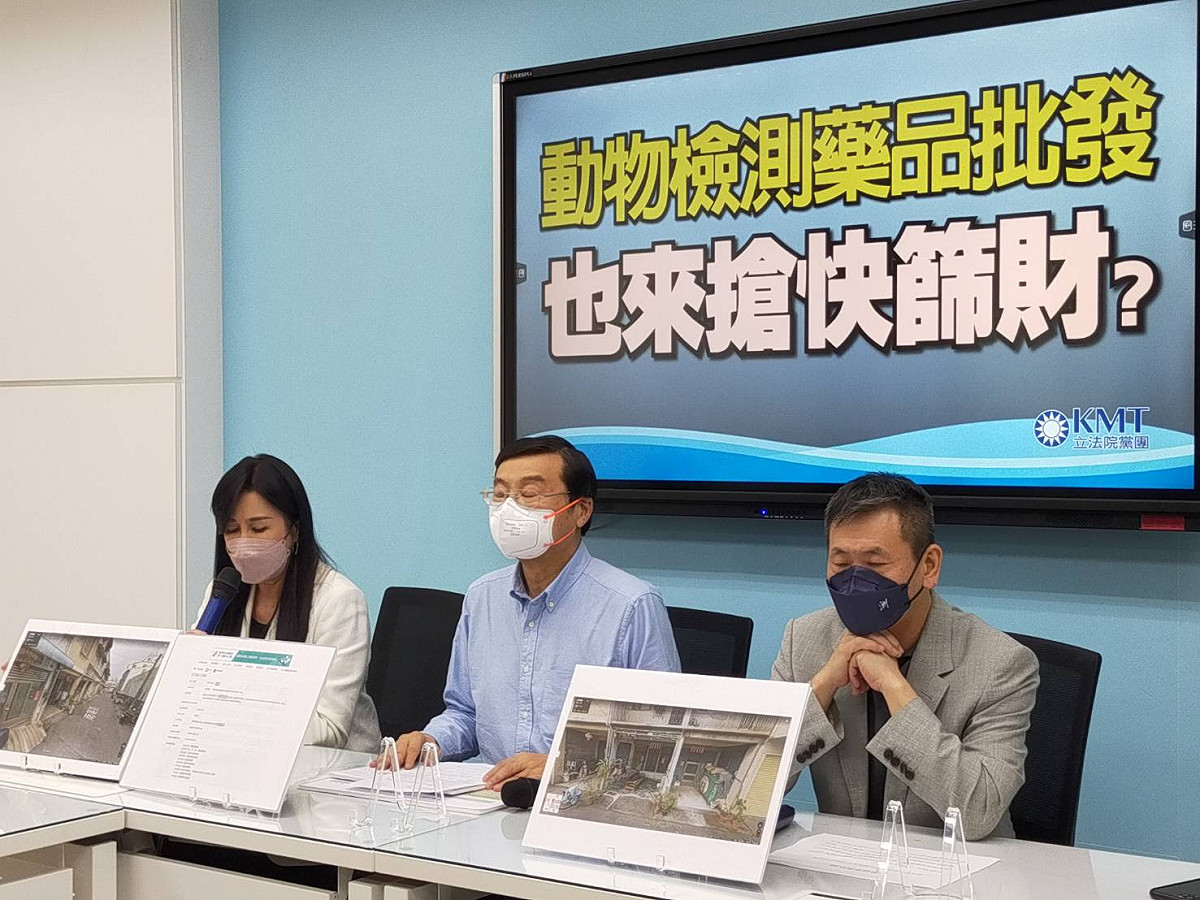 國民黨團召開記者會，持續就衛福部公布專案緊急進口快篩試劑的廠商提出質疑。 圖：國民黨立法院黨團/提供