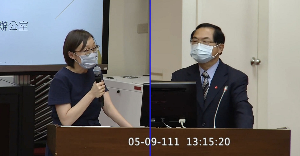 吳怡玎（圖左）於質詢時表示在全台快篩試劑匱乏的情況下，食藥署還將限制EUA的數量？直言該情形根本為「限制性招標」，讓快篩變成飢餓行銷的壟斷商品。 圖：截自吳怡玎臉書