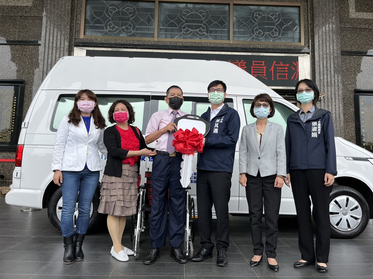 莊青穎董事長(左三)捐車，陳其邁(右三)代表接受。 圖：市議員李雅靜提供