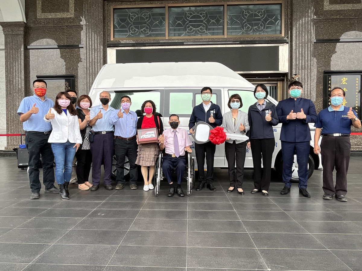 佳益工業捐復康巴士嘉惠身心障礙者。 圖：市議員李雅靜提供