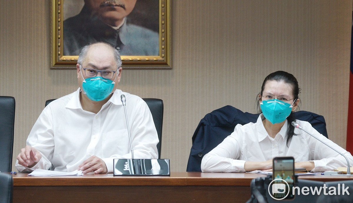 妻子李凈瑜(右)陪同李明哲開記者會。 圖:張良一/攝