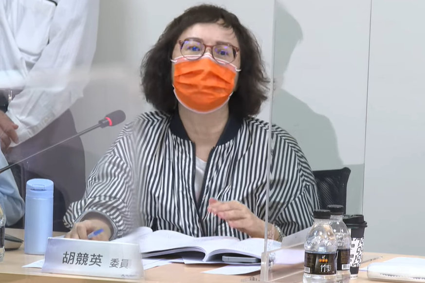 公共電視第7屆董、監事審查委員會9日舉行第三次審查會議，國民黨推舉的審查委員胡競英即藝人胡冠珍。 圖：截自文化部YouTube