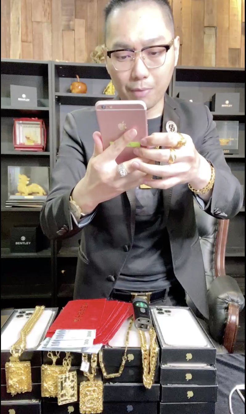 連千毅原先表示長瀨昆妮將會一同直撥，最終卻不見人影。 圖：翻攝自連千毅FB(@蘭庭精品)