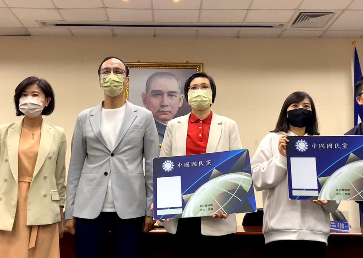 國民黨贏回徐欣瑩（右二）回黨。 圖：擷取自國民黨臉書
