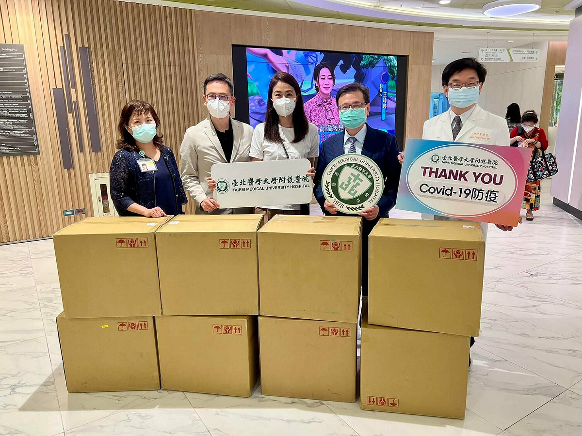 賈永婕(中)親自送N95口罩給醫院。 圖：翻攝自賈永婕臉書