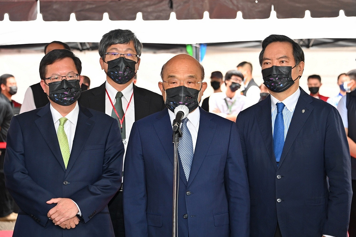 行政院長蘇貞昌今（10）天和蔡總統出席世界客家博覽會場館動工，桃園市長鄭文燦也陪伴在側，蘇貞昌在典禮開始前受訪。 圖：行政院提供