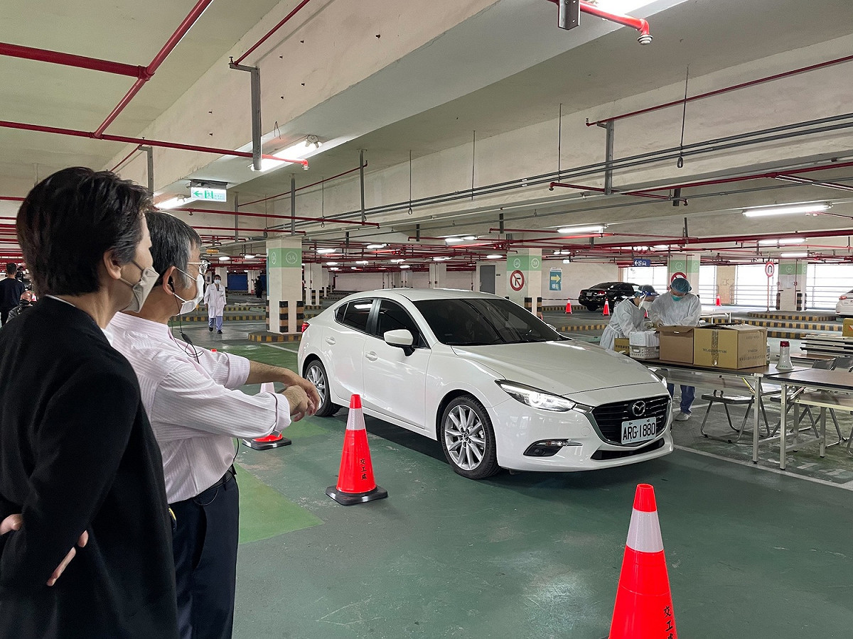 台北市副市長黃珊珊前往視察木柵機廠急門診。 圖：台北市政府 / 提供