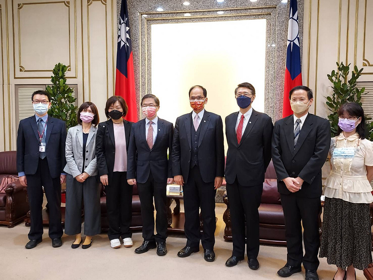 國家通訊傳播委員會(NCC)3位被提名人王正嘉(左)、王怡惠(左二)及陳崇樹(右二)拜會游錫堃。 圖:陳佩君/攝