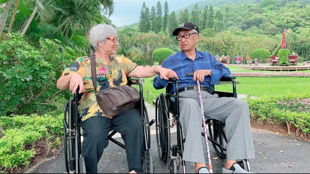 脫線與老婆感情非常好。 圖：翻攝自脫線兒子(陳嘉成)臉書