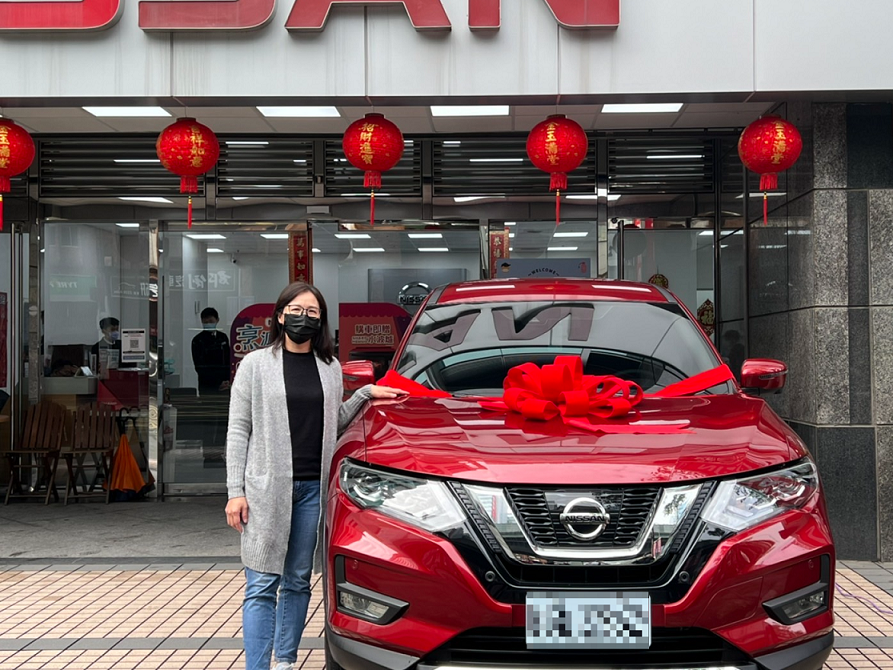 新北加倍奉還第一波最大獎汽車得主，開心取車。 圖：新北市經發局提供