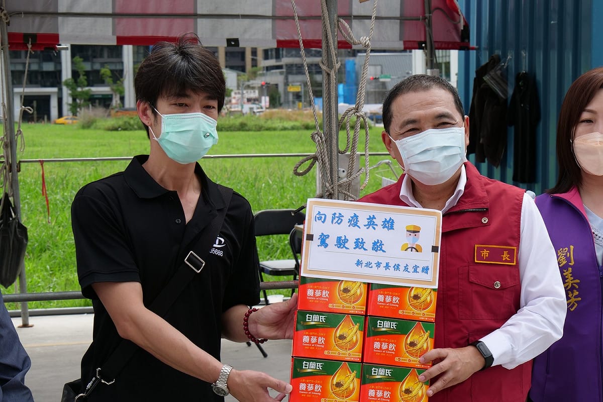 侯友宜致贈慰勞品感謝這群堅守防疫第一線的抗疫英雄。 圖：新北市交通局提供