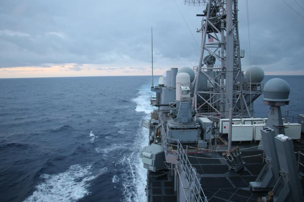 美軍第七艦隊提康德羅加級導向飛彈巡洋艦皇家港號通過台灣海峽。 圖：翻攝美國第七艦隊網頁