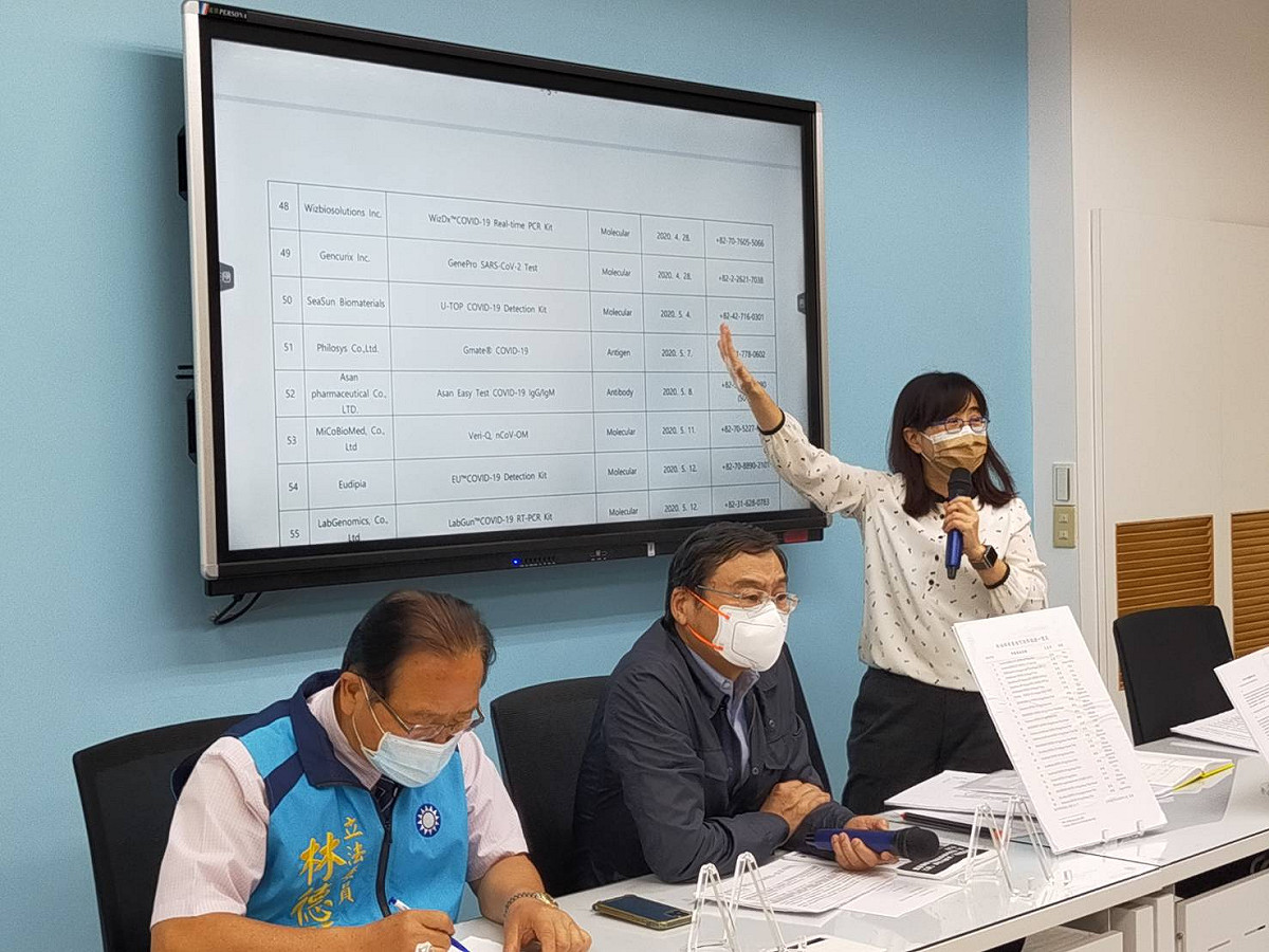 國民黨團召開「唾液快篩進口審查 有關係就沒關係 沒關係就有關係？」記者會。 圖：國民黨立法院團/提供