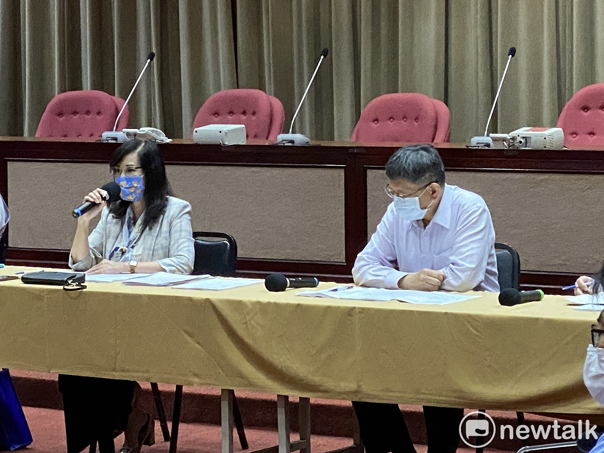 台北市長柯文哲（右）、國民黨團書記長秦慧珠（左）。 圖：周煊惠 / 攝
