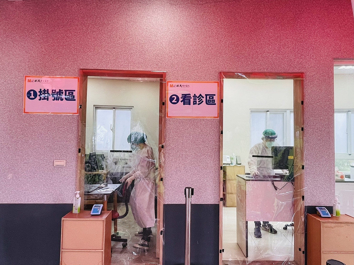 胸腔科醫師蘇一峰昨日在臉書上傳一張只有9元的「採檢獎金」，引發熱議，衛福部也在下午發出聲明，並公布調查結果。（圖為疫情期間採檢站示意圖) 圖：桃園市衛生局/提供