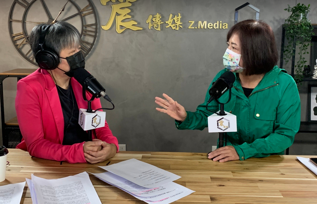 何欣純(右)接受媒體人黃光芹節目「新聞不芹菜」專訪。 圖：震傳媒提供