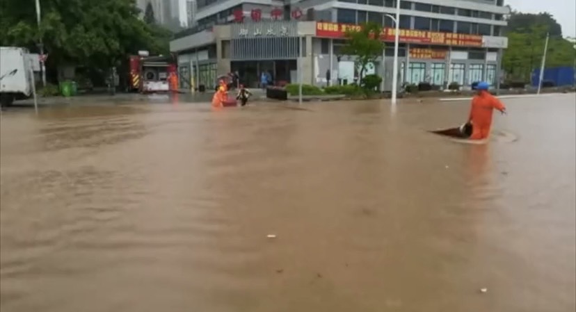 中國近期迎接入汛以來最強降雨。截至 13 時，廣東已有10地發布暴雨紅色預警（3小時內降雨達100毫米以上），8 地發布暴雨、雷雨大風橙色預警（3小時50毫米以上）。 圖：截自《新京報》