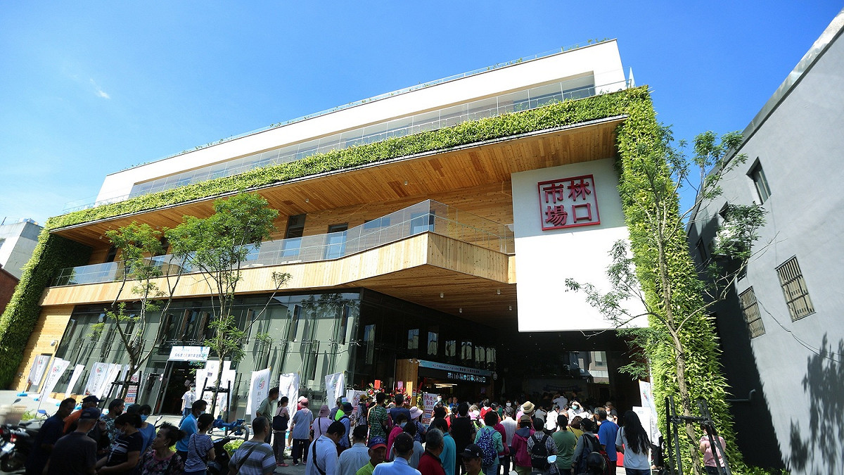 林口市場改建後除了改善環境清潔衛生外，也導入食安輔導、溫控展示設備及行動支付，顯著提升來客率。 圖：新北市經發局提供