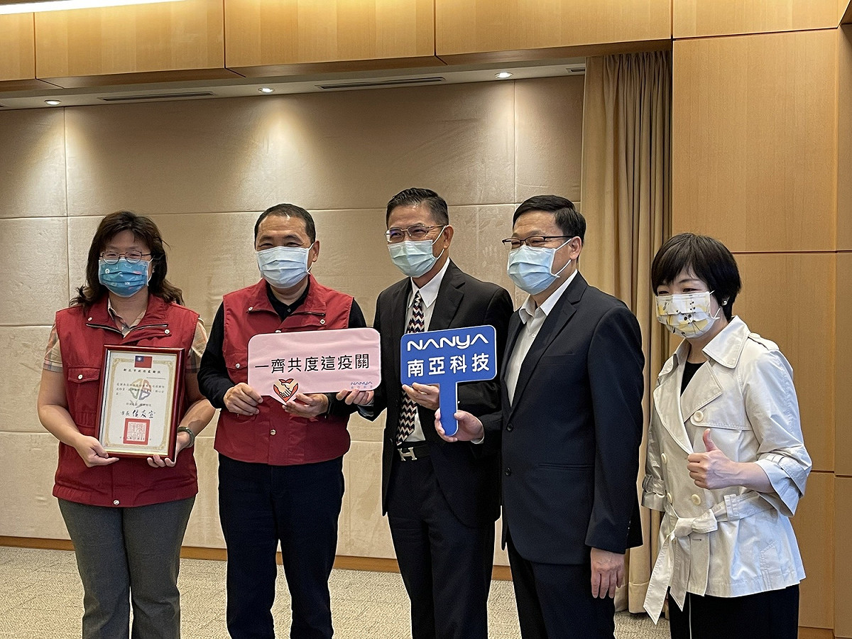 今(11)日市政會議，侯友宜特頒贈感謝狀予南亞科技，感謝南亞科技協助市府推動防疫工作（左起：經發局長何怡明、新北市長侯友宜、南亞科技總經理李培瑛、副總 吳志祥、 經理張季珠）。 圖：新北市經發局提供