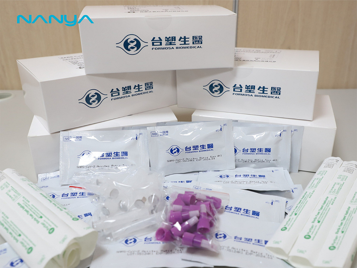 南亞科技捐贈5萬劑快篩試劑供關懷箱使用。 圖：新北市經發局提供
