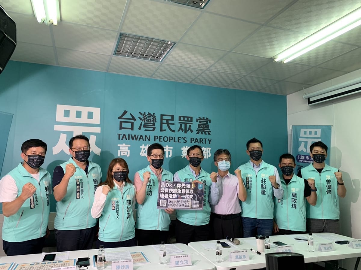 謝立功(左四)率提名參選人簽下「政府免費提供快篩」連署書。 圖：民眾黨高雄市黨部提供
