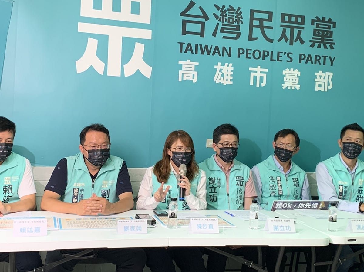 陳妙真律師(左三)質疑學生停班停課標準不一。 圖：民眾黨高雄市黨部提供