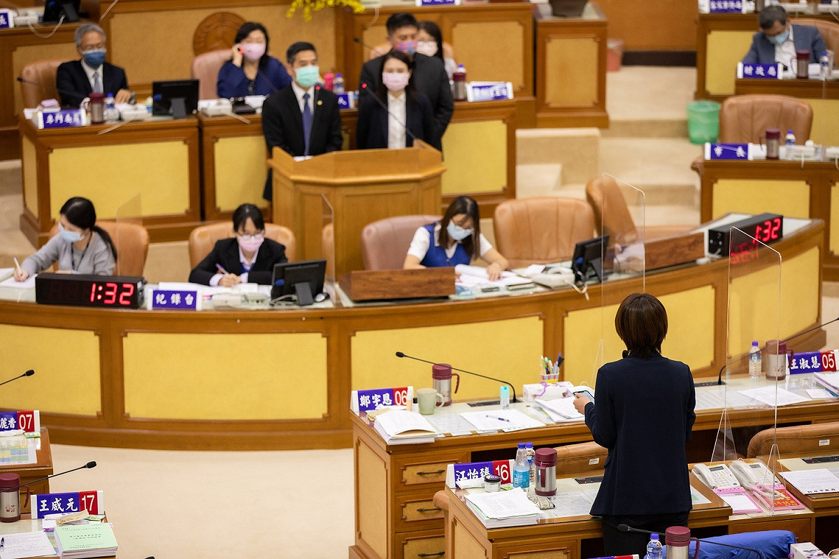 江怡臻質詢民政局長柯慶忠、青年局長錢念群。 圖：江怡臻提供