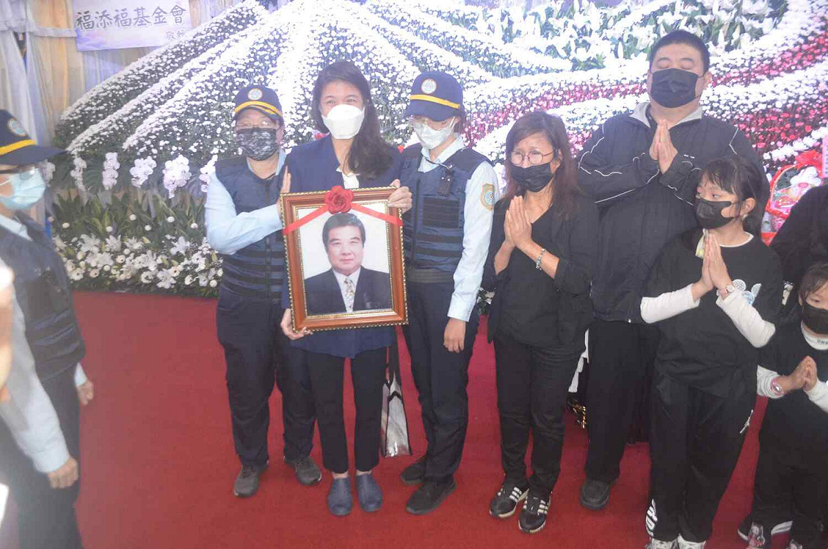 戴寧在父親戴建三公祭時，戒護奔喪。 圖：蔡坤龍/攝