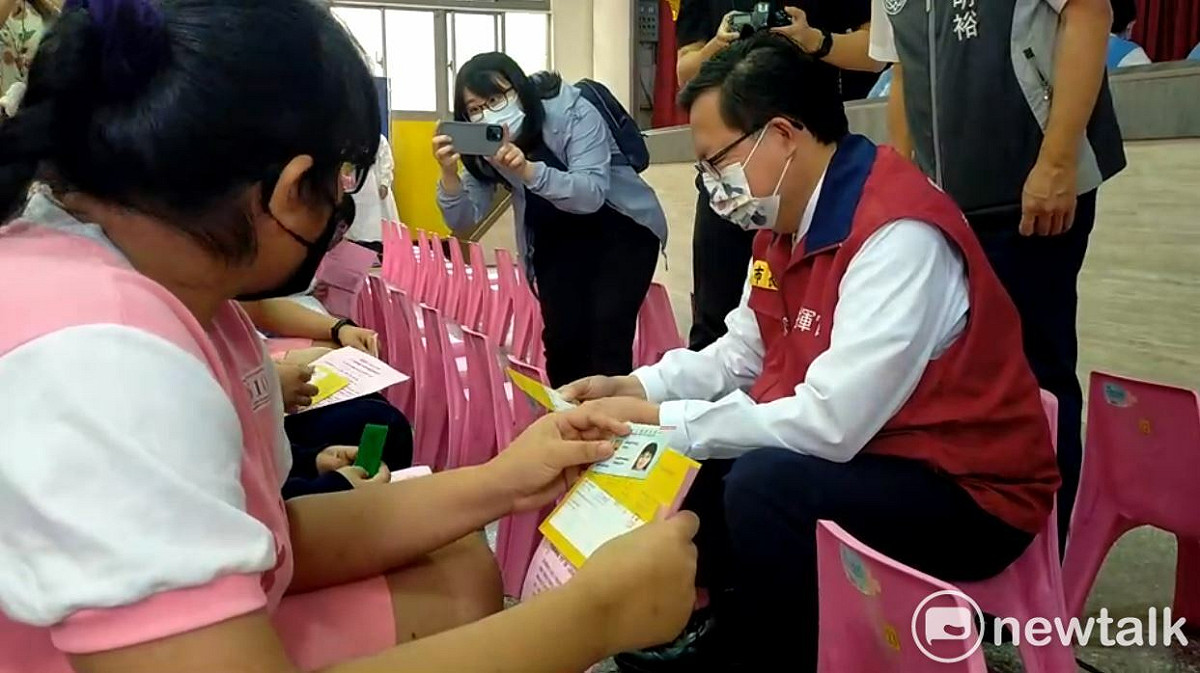 鄭文燦提醒小朋友若接種疫苗後有不適，可請1至3天疫苗假。 圖：林昀真/攝