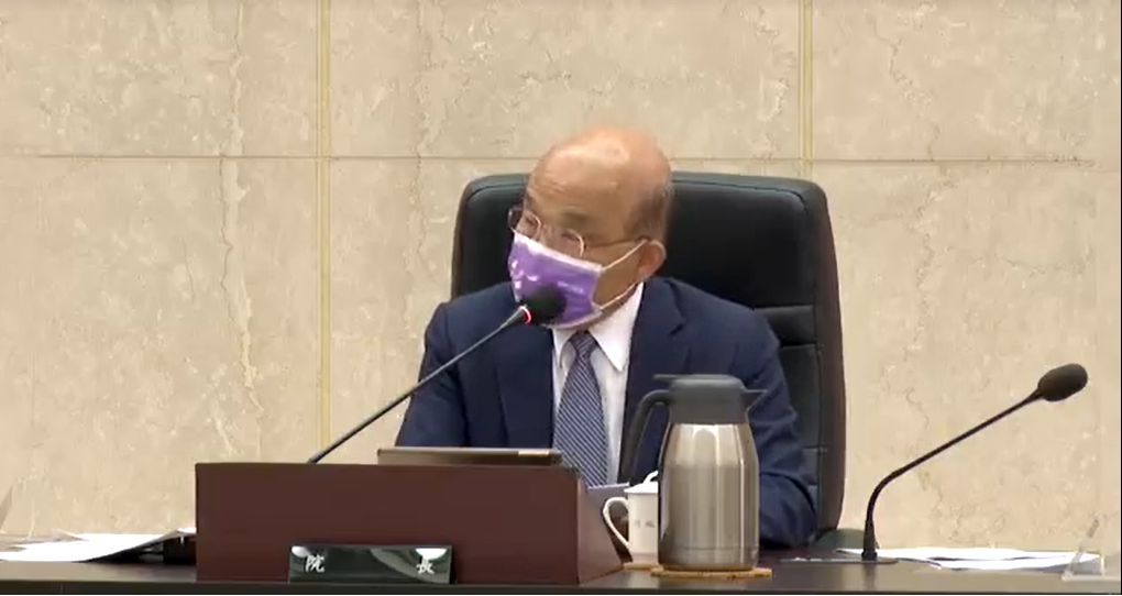 行政院長蘇貞昌今(12)日在院會中指示，請國防部國軍醫院、退輔會的榮民醫院及衛福部的部立醫院，協助在疫情嚴重的縣市增設社區篩檢站。 圖：擷自行政院提供的院會影片