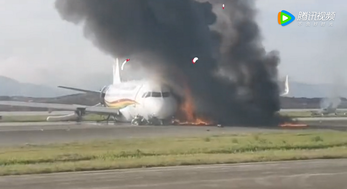 今日上午西藏航空一架班機衝出跑道起火燃燒。 圖 : 擷取自騰訊視頻