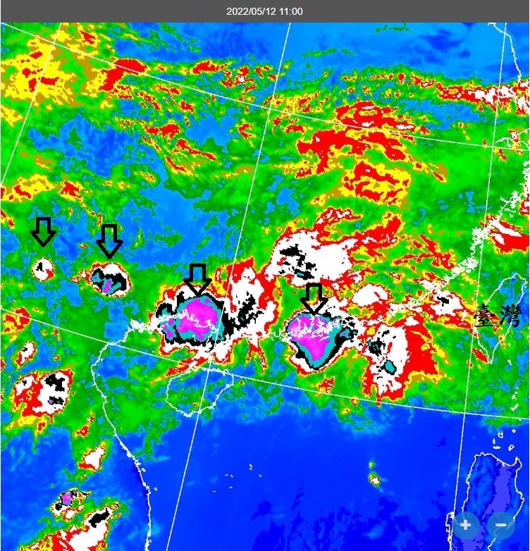 中央氣象局長鄭明典分享衛星雲圖，指出目前有對流胞排排站。 圖：翻攝自鄭明典臉書