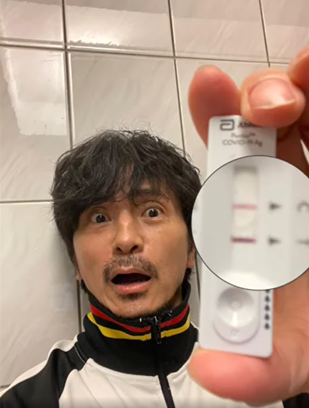 唐從聖放上他拿著陽性快篩結果的自拍。 圖：翻攝自從從唐從聖臉書
