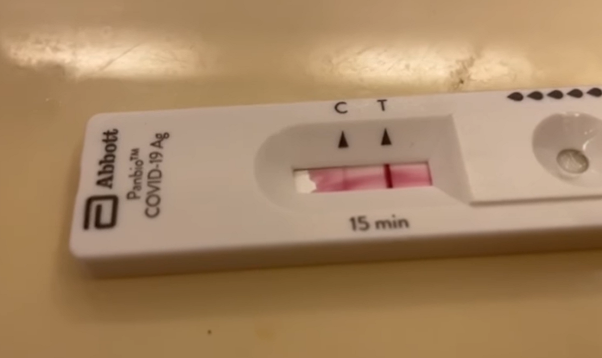 唐從聖紀錄快篩顯示出兩條線的畫面。 圖：翻攝自從從唐從聖臉書